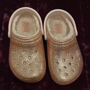 CROCS - girls 11 gold glitter fur lined crocs